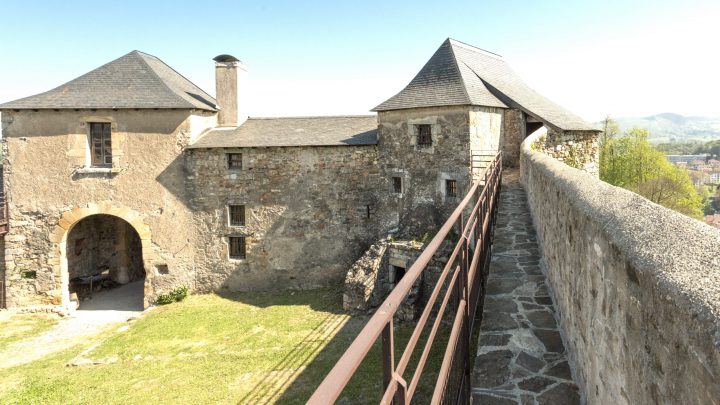 CHATEAU FORT chemin de ronde scaled 1