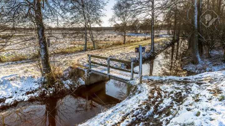 66553031 paysage d hiver avec neige legere et sentiers de randonnee traversant le pont en janvier
