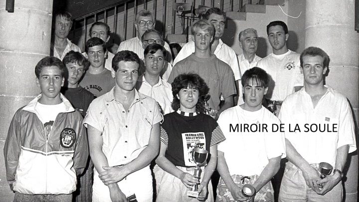 Remise de lots aux sportifs pendant les fêtes en 1990