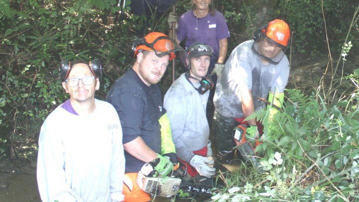 MAIN DANS LA MAIN !