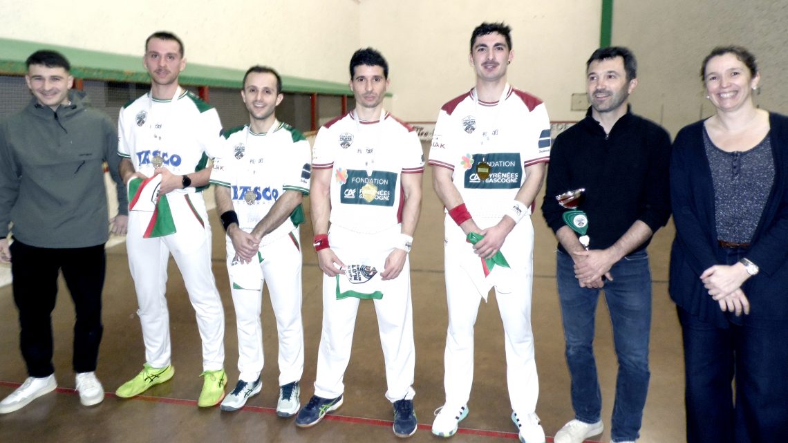 UN TITRE PALETA CUIR POUR ESQUIULE